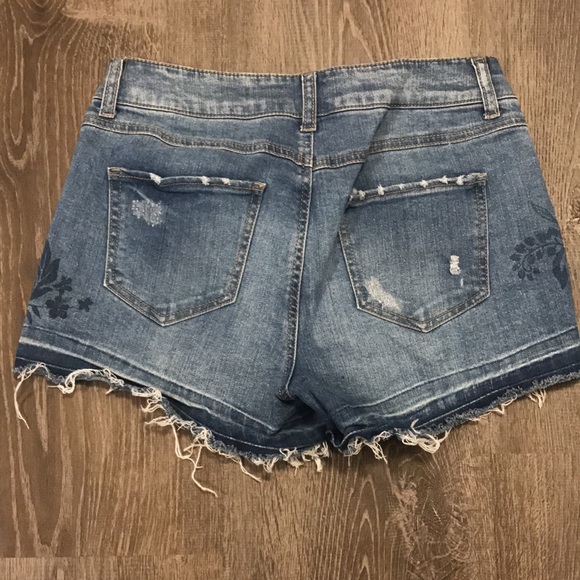 Harper Distressed Denim Shorts Light Wash Cutoff Floral Embellishment. Sz 28. - Picture 6 of 6